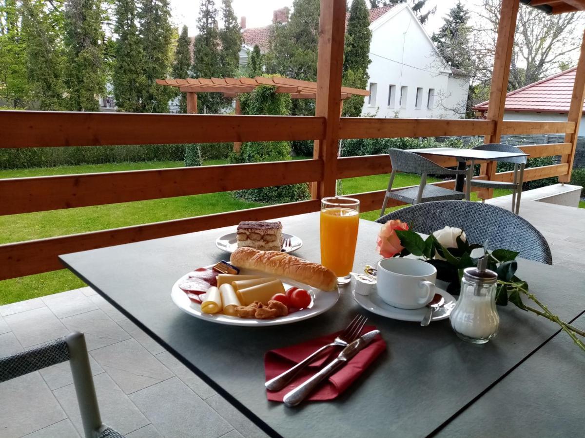 Ditlin Pápa Buitenkant foto