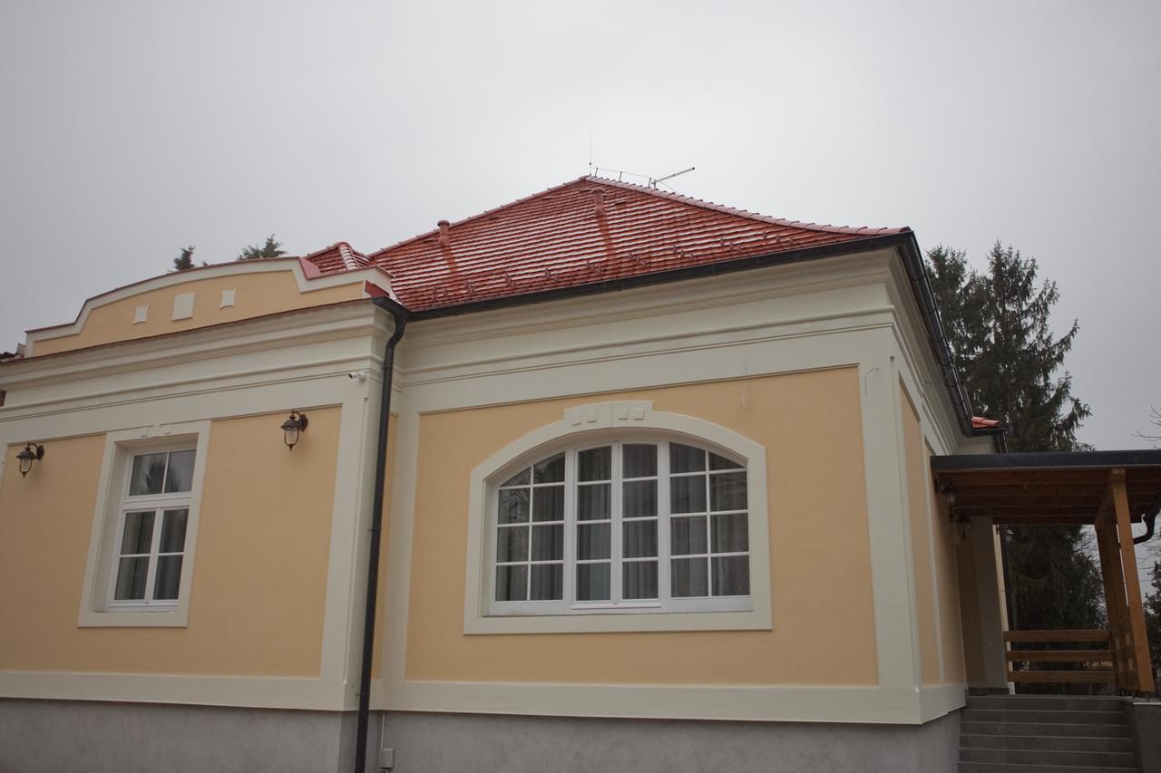 Ditlin Pápa Buitenkant foto